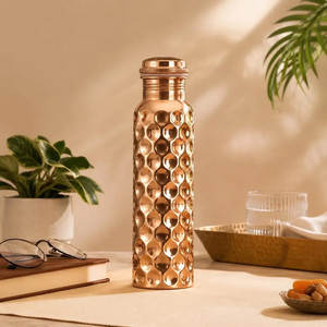 Botella de agua grande de cobre martillado con diseño de hoyuelos, portátil y moderna, para uso doméstico. - Product Image 1