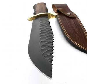 Couteau d'extérieur artisanal en acier forgé à la main, lame festonnée, manche en bois, garde en laiton, étui en cuir - Product Image 4