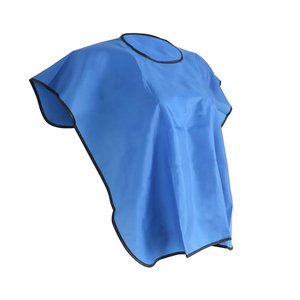 Capes de coiffure courtes de couleur unique pour salon professionnel, en matériau de haute qualité, avec logo personnalisé, vente en gros ODM 2026 - Product Image 3