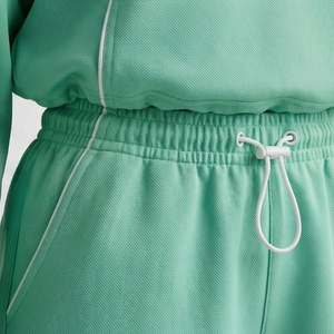 Conjunto Deportivo de 2 Piezas para Mujer, Top de Manga Larga con Bordado Geométrico Verde, Shorts por Encima de la Rodilla, Corte Holgado, Ropa de Primavera/Verano - Product Image 5