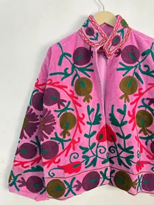 Chaqueta Bordada Suzani de Terciopelo Rosa con Motivo de Granada, Chaqueta Corta Vintage Hecha a Mano de Estilo Bohemio Étnico para Mujer, Ropa de Abrigo de Invierno - Product Image 4