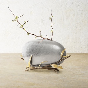 Jarrón de lujo Saleem International 2026 con diseño de granada, color plateado, de metal, con hoja de ginkgo marrón dorado - Product Image 1