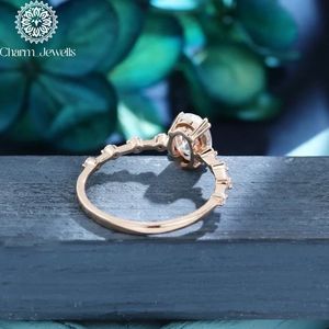 แหวนหมั้นเพชรโมอิสซาไนต์ทรงคุชชั่นชุบทองคำขาวประดับด้วยเงินแท้จาก Charm_Jewells ดีไซน์คลาสสิกสำหรับผู้หญิง ได้รับการรับรองจาก IGI น้ำหนัก 3 กรัม - Product Image 5