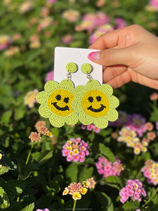 Fleur blanche Smiley visage rocaille perle boucles d'oreilles amusant perlé bijoux coloré déclaration boucles d'oreilles à la mode fête porter cadeau de mode - Product Image 5