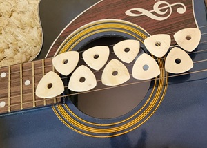 Recién llegado, juego de 10 púas de guitarra de hueso de camello con orificio en forma de corazón para un mejor agarre - Product Image 4