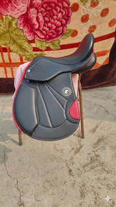 Silla de montar de cuero más vendida para carreras de caballos con estructura de madera y plástico, silla de doma inglesa y salto, fuerte y duradera para la manipulación de ganado. - Product Image 3