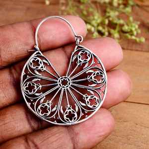 Boucles d'oreilles créoles en filigrane en argent sterling 925 faites à la main pour femmes |   Mandala floral en argent oxydé, style bohème hippie, or/argent - Product Image 4