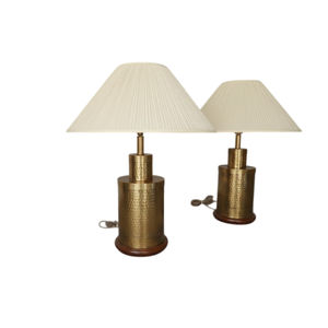 Lámpara de mesa de metal con base dorada de textura martillada de estilo moderno con pantalla de tela blanca y acabado en oro antiguo para decoración del hogar. - Product Image 1