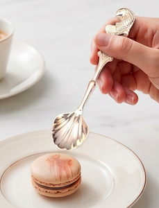 Cuillère vintage plaquée or en forme de coquille avec manche en forme de poisson, design compatible lave-vaisselle, pour mariage et usage en table. - Product Image 4