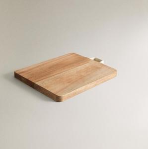 Planche à découper en bois de qualité supérieure, conçue pour les cuisines professionnelles et domestiques, avec une construction en bois naturel durable. - Product Image 1