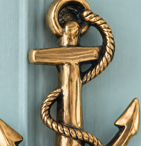 Battant de porte ancre nautique en bronze doré avec détails en corde torsadée et design maritime classique pour entrées côtières - Product Image 5
