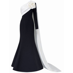 Vestido Arquitectónico Rosa Monocromático: Este llamativo vestido largo hasta el suelo con diseño vanguardista y minimalismo moderno. - Product Image 1