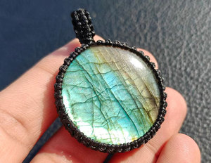 Collier pendentif en macramé fait main avec labradorite verte éclatante, cordon noir, pierre précieuse naturelle, bijou bohème tribal, cristal de guérison - Product Image 1