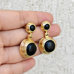 ต่างหูแบบห้อยทรงกลมประดับพลอยออนิกซ์สีดำคุณภาพพรีเมียม เรียบหรู ตัวเรือนทองเหลืองชุบทอง 18k ประดับพลอยสองเม็ด เครื่องประดับแฟชั่น - Product Image 5