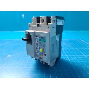 Disjoncteur à boîtier moulé Fuji EW32AAG 5A, d'occasion, comme il est, pièces d'équipement semi-conducteur d'époque - Product Image 2