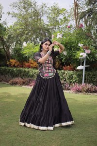 Lehenga Choli de Algodón Negro con Bordado Colorido, Traje Tradicional Indio para Bodas, para Mujer, Largo hasta el Suelo, Corte Holgado - Product Image 3