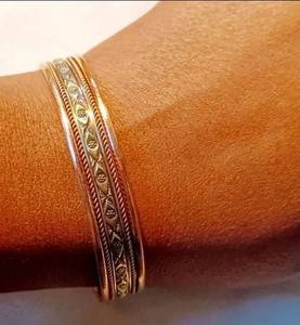 Brazaletes de latón color dorado para regalo de dama de honor, brazaletes de latón texturizados con un toque de acabado antiguo - Product Image 5