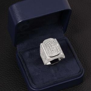 Bague Hip Hop pour Homme en Or Plaqué 18K avec Lettre Personnalisée et Zircon Cubique 5A Sertie Pavé, Certifiée par un Certificat Tierce Partie - Product Image 3
