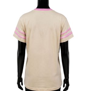 เสื้อยืดคอวีลายทางสีชมพูเบจ แขนสั้น พิมพ์ลายตัวอักษร สไตล์ลำลอง แฟชั่นสตรีทแวร์ เสื้อผ้าผู้หญิง ขายส่ง - Product Image 2