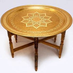 Table basse marocaine traditionnelle en laiton antique avec pieds pliables en bois pour salon - Product Image 1