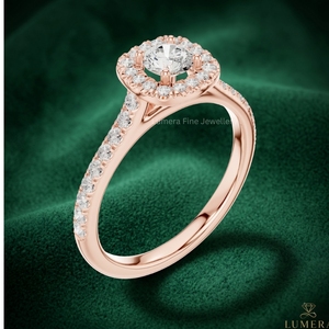 Anillo de Compromiso Personalizado de Oro Rosa de 18K con Halo Redondo y Diamante Cultivado en Laboratorio con Banda de Micro Pavé para Mujer - Product Image 2