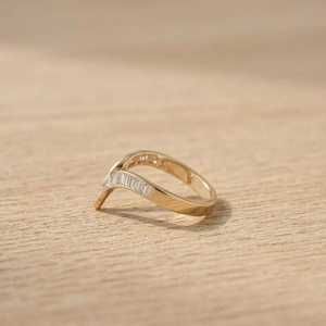 Bague de mariage empilable pour femme en or massif 10K 14K 18K, motif chevron en V, diamant de laboratoire taille baguette conique 0,50 ct - Product Image 2
