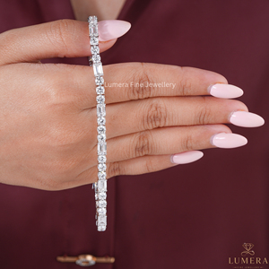 Bracelet tennis de luxe en émeraudes et moissanite taille ronde, certifié IGI, disponible en or et diamant pour femme - Product Image 3