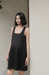 Robe décontractée d'été à col carré, taille ample, en mélange de soie 8% élasthanne, boutonnée, respirante, avec fente latérale et logo frontal, fabriquée au Vietnam - Product Image 3