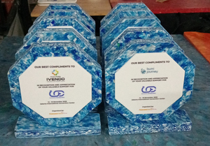 แผ่นคริสตัลรูปหกเหลี่ยมรีไซเคิลแบบกำหนดเอง สลักด้วยเลเซอร์ พิมพ์ด้วย UV ขัดเงา สำหรับมอบรางวัลเพื่อการจดจำเชื่อมโยง หรือใช้เป็นของที่ระลึกทางธุรกิจ - Product Image 4