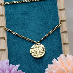 Collier Pendentif Zodiaque Gémeaux en Argent 925 Plaqué Or, Médaillon Texturé Jumeaux, Chaîne Gourmette CZ Colorée, Vente en Gros - Product Image 5