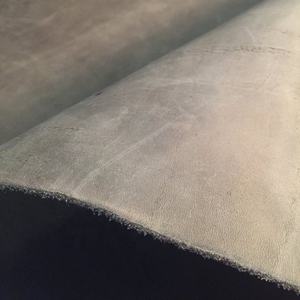 Cuero de vaca de alta calidad ISONZ, acabado pulido, cepillado y gamuzado, de 0.7-3 mm de grosor, 10-18 pies cuadrados, para zapatos, cinturones, sofás y muebles. - Product Image 1