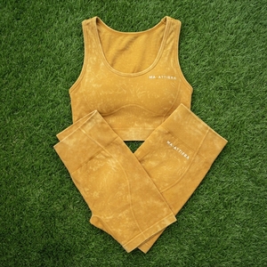 Conjunto de Yoga para Mujer en Amarillo Mostaza con Efecto Desgastado, Bra Deportivo y Shorts de Cintura Alta, Ropa Deportiva para Gimnasio y Entrenamiento - Product Image 6