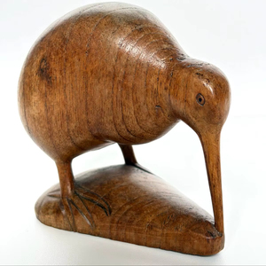 Sculpture d'oiseau kiwi en bois finie à la main pour la décoration sur le thème de la nature et un style d'exposition haut de gamme - Product Image 1