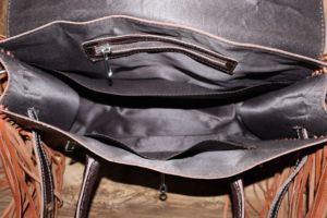 กระเป๋าถือหนังแท้ลายจระเข้ทำมือ พร้อมพู่ตกแต่งและตัวล็อค - Product Image 3