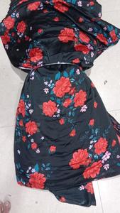 Tissu satiné imprimé doux au toucher de bonne qualité pour la fabrication de vêtements ou les collections de boutiques, disponible en grande quantité - Product Image 3