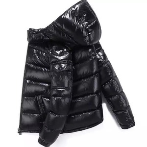 Veste matelassée noire brillante personnalisée pour homme, vente en gros, manteau à capuche brillant, veste d'hiver chaude rembourrée, vêtement d'extérieur OEM de haute qualité - Product Image 2