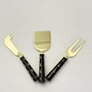 Cuchillo y Tenedor para Queso de Acero Inoxidable de Primera Calidad con Mango Largo de Resina y Recubrimiento PVD Dorado, Ecológico, Moderno y de Lujo para Bodas - Product Image 5