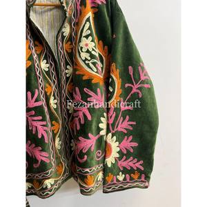 Nouvelle collection Veste en velours matelassé brodée de fleurs, broderie à la main de style ouzbek Suzani, deux poches latérales, unisexe, séchage rapide - Product Image 4