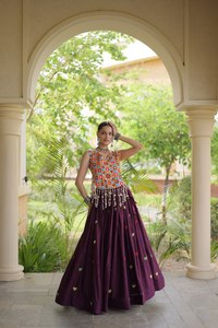 Lehenga Choli de la mejor calidad, especial para Navratri, con bordado de corazones, gota y encaje con espejos para niñas, disponible al mejor precio. - Product Image 1