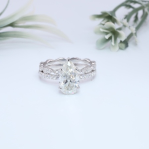 Anillo de compromiso de oro blanco de lujo con diamante de laboratorio talla pera y banda de boda a juego con pavé de marquesas festoneadas - Product Image 1