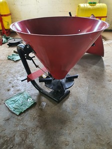 Esparcidor de Fertilizantes a Precio de Fábrica, Máquina Sembradora Agrícola para Tractor, Equipo para Esparcir Semillas de Césped, Sal y Arena - Product Image 4