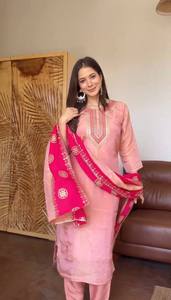 ชุดสัลวาร์ คามีซปักลายสีชมพูพร้อมผ้าคลุมไหล่สำหรับผู้หญิง – เสื้อคุर्ติผ้าฝ้ายแบบดั้งเดิมและกางเกงปาลาซโซ่ ชุดลำลองจากอินเดีย - Product Image 1