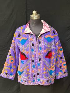 Chaqueta Bordada Suzani |   Prendas de Vestir Textiles Florales Hechas a Mano con Detalles Artísticos para Compradores Mayoristas de Moda Boutique - Product Image 4
