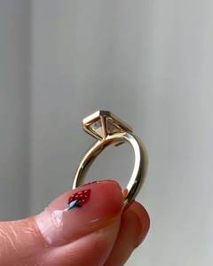 Anillo moderno con diamante de corte esmeralda de 3,02 quilates para mujer, de oro amarillo de 14 quilates, cultivado en laboratorio, regalo para fiesta de aniversario de boda - Product Image 4