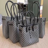 Ensemble de sacs fourre-tout tissés à carreaux pour femmes, sacs à main à motif noir et blanc, poignées en corde, design écologique, prix d'usine Indonésie