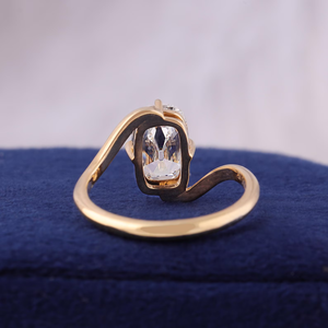 Bague de fiançailles classique en or jaune avec diamant taille coussin pour femme - Product Image 3