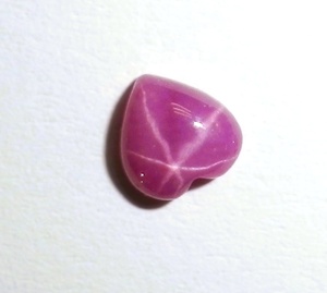 Rubí Estrella Corazón 5x5 mm 0.5 Quilates, Cabujón Opaco Pulido Creado en Laboratorio con Efecto de Estrella de 6 Puntas para Joyería - Product Image 3