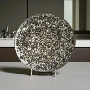 Assiette ronde en résine d'art populaire ILAHI - Motif simple, durable, pour servir et collectionner, décoration d'intérieur, Uttar Pradesh - Product Image 6