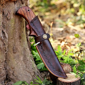 Couteau de chasse artisanal en cuivre damas, couteau à dépecer à lame fixe avec manche en bois et étui en cuir, cadeau pour les chasseurs - Product Image 5