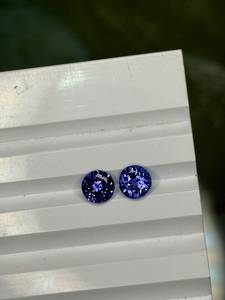 Jai Narayan Gems - Par de Gemas Preciosas de Tanzanita Natural de 2.37 Ct, Corte Brillante, Color Azul Violeta, con Certificado de Terceros - Product Image 1